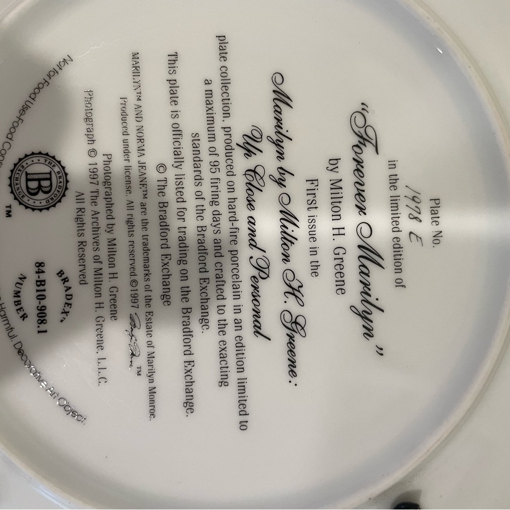 Marilyn Monroe Vintage Decorative Plate with Wooden Frame - Picture 4 of 12